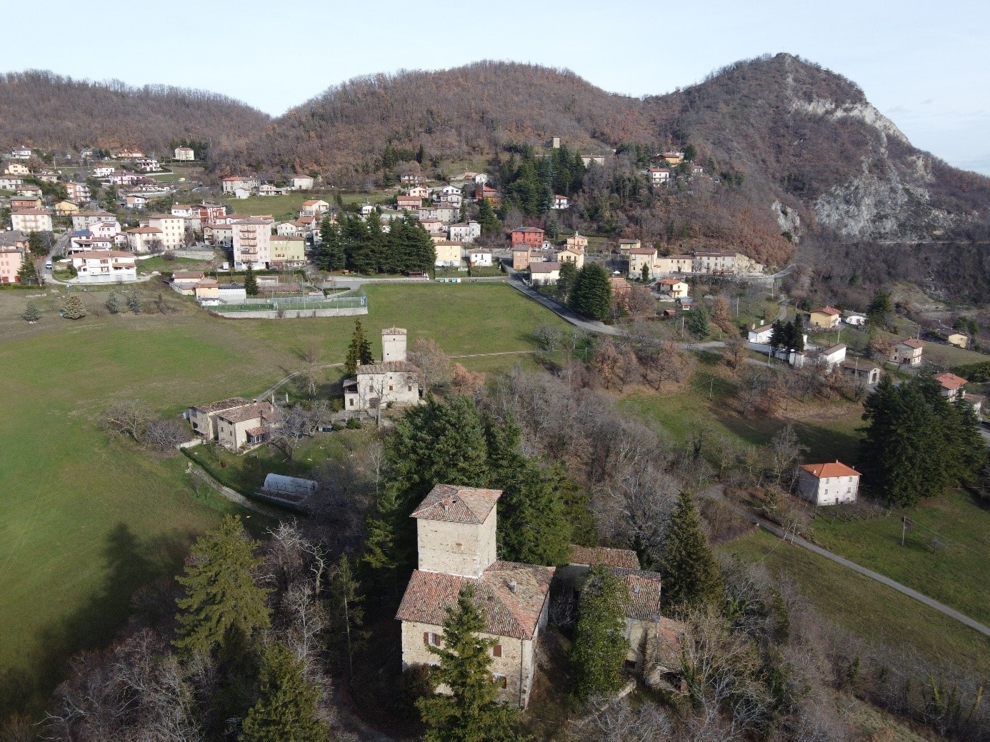 Vista panoramica su Rocca di Roffeno e il monte Rocca
